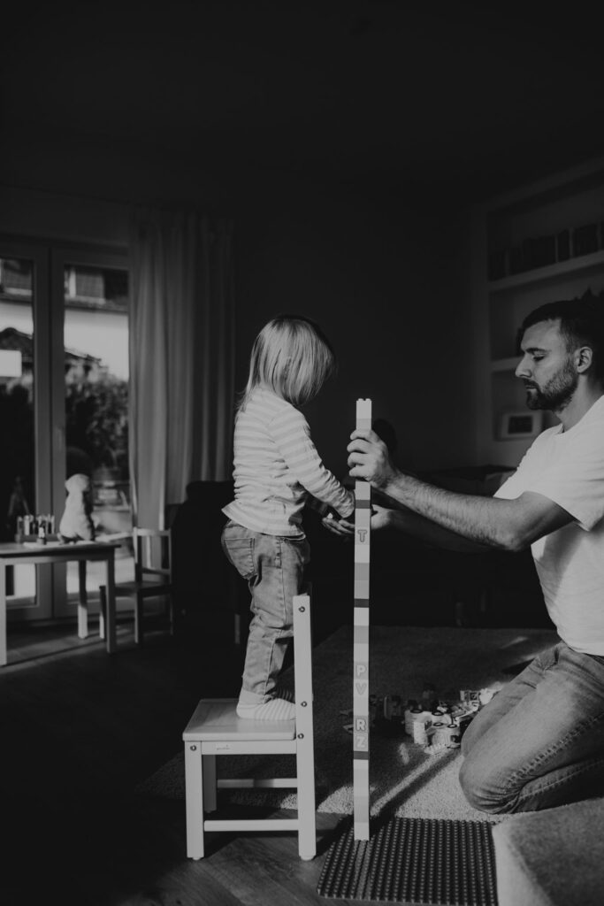 home story in Berlin mit einer vierköpfigen Familie. das Geschwisterkind wurde geboren und wir haben neugeborenen fotos gemacht und Familienfotos. wir haben gespielt im haus und es wurde getobt, gegessen, gekocht, gestillt und eine Kissenschlacht gab es auch. ich habe währenddessen als Familienfotografin fotos gemacht.