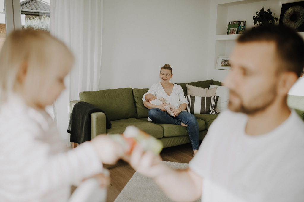 home story in Berlin mit einer vierköpfigen Familie. das Geschwisterkind wurde geboren und wir haben neugeborenen fotos gemacht und Familienfotos. wir haben gespielt im haus und es wurde getobt, gegessen, gekocht, gestillt und eine Kissenschlacht gab es auch. ich habe währenddessen als Familienfotografin fotos gemacht.