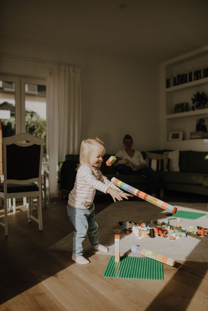 home story in Berlin mit einer vierköpfigen Familie. das Geschwisterkind wurde geboren und wir haben neugeborenen fotos gemacht und Familienfotos. wir haben gespielt im haus und es wurde getobt, gegessen, gekocht, gestillt und eine Kissenschlacht gab es auch. ich habe währenddessen als Familienfotografin fotos gemacht.