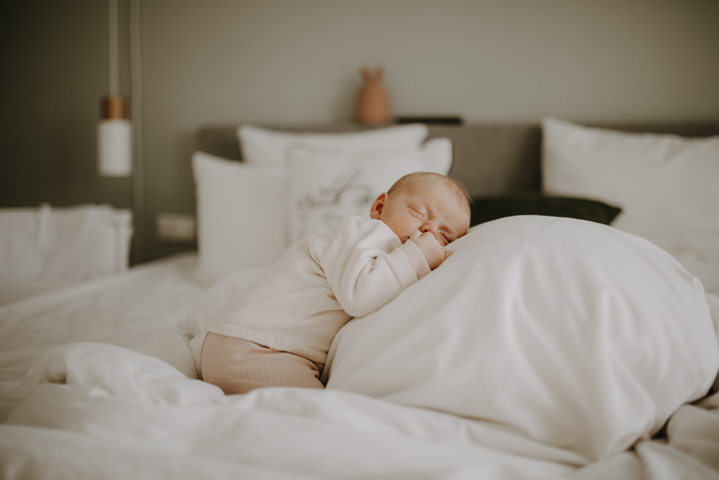 home story in Berlin mit einer vierköpfigen Familie. das Geschwisterkind wurde geboren und wir haben neugeborenen fotos gemacht und Familienfotos. wir haben gespielt im haus und es wurde getobt, gegessen, gekocht, gestillt und eine Kissenschlacht gab es auch. ich habe währenddessen als Familienfotografin fotos gemacht.
