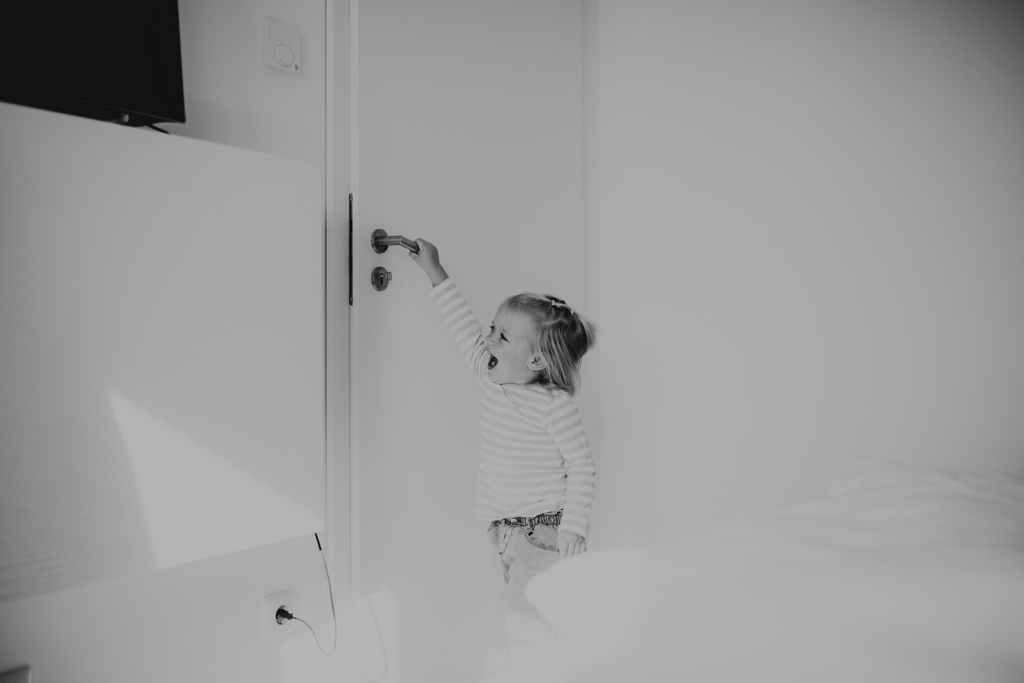 home story in Berlin mit einer vierköpfigen Familie. das Geschwisterkind wurde geboren und wir haben neugeborenen fotos gemacht und Familienfotos. wir haben gespielt im haus und es wurde getobt, gegessen, gekocht, gestillt und eine Kissenschlacht gab es auch. ich habe währenddessen als Familienfotografin fotos gemacht.