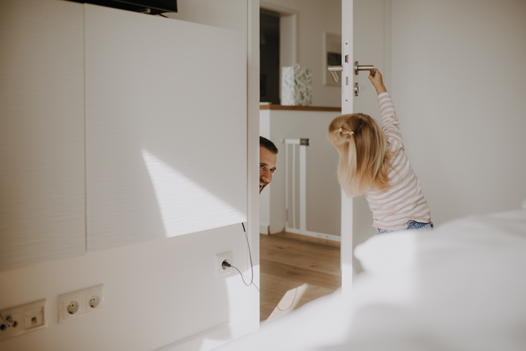 home story in Berlin mit einer vierköpfigen Familie. das Geschwisterkind wurde geboren und wir haben neugeborenen fotos gemacht und Familienfotos. wir haben gespielt im haus und es wurde getobt, gegessen, gekocht, gestillt und eine Kissenschlacht gab es auch. ich habe währenddessen als Familienfotografin fotos gemacht.