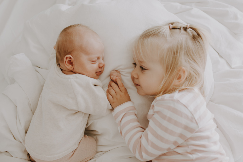 home story in Berlin mit einer vierköpfigen Familie. das Geschwisterkind wurde geboren und wir haben neugeborenen fotos gemacht und Familienfotos. wir haben gespielt im haus und es wurde getobt, gegessen, gekocht, gestillt und eine Kissenschlacht gab es auch. ich habe währenddessen als Familienfotografin fotos gemacht.