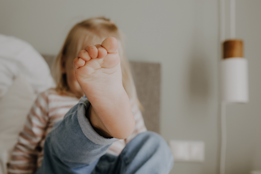 home story in Berlin mit einer vierköpfigen Familie. das Geschwisterkind wurde geboren und wir haben neugeborenen fotos gemacht und Familienfotos. wir haben gespielt im haus und es wurde getobt, gegessen, gekocht, gestillt und eine Kissenschlacht gab es auch. ich habe währenddessen als Familienfotografin fotos gemacht.