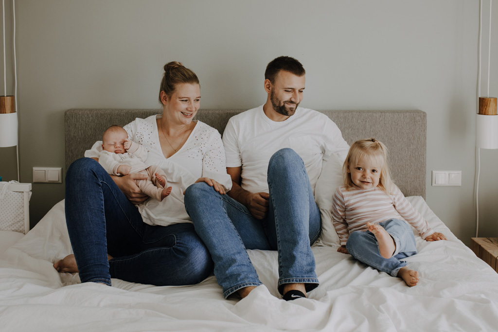 home story in Berlin mit einer vierköpfigen Familie. das Geschwisterkind wurde geboren und wir haben neugeborenen fotos gemacht und Familienfotos. wir haben gespielt im haus und es wurde getobt, gegessen, gekocht, gestillt und eine Kissenschlacht gab es auch. ich habe währenddessen als Familienfotografin fotos gemacht.