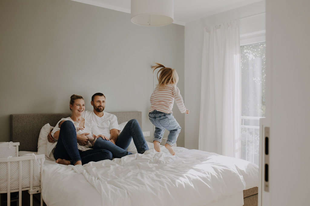 home story in Berlin mit einer vierköpfigen Familie. das Geschwisterkind wurde geboren und wir haben neugeborenen fotos gemacht und Familienfotos. wir haben gespielt im haus und es wurde getobt, gegessen, gekocht, gestillt und eine Kissenschlacht gab es auch. ich habe währenddessen als Familienfotografin fotos gemacht.