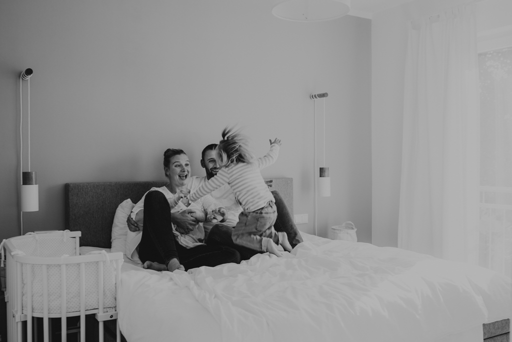 home story in Berlin mit einer vierköpfigen Familie. das Geschwisterkind wurde geboren und wir haben neugeborenen fotos gemacht und Familienfotos. wir haben gespielt im haus und es wurde getobt, gegessen, gekocht, gestillt und eine Kissenschlacht gab es auch. ich habe währenddessen als Familienfotografin fotos gemacht.