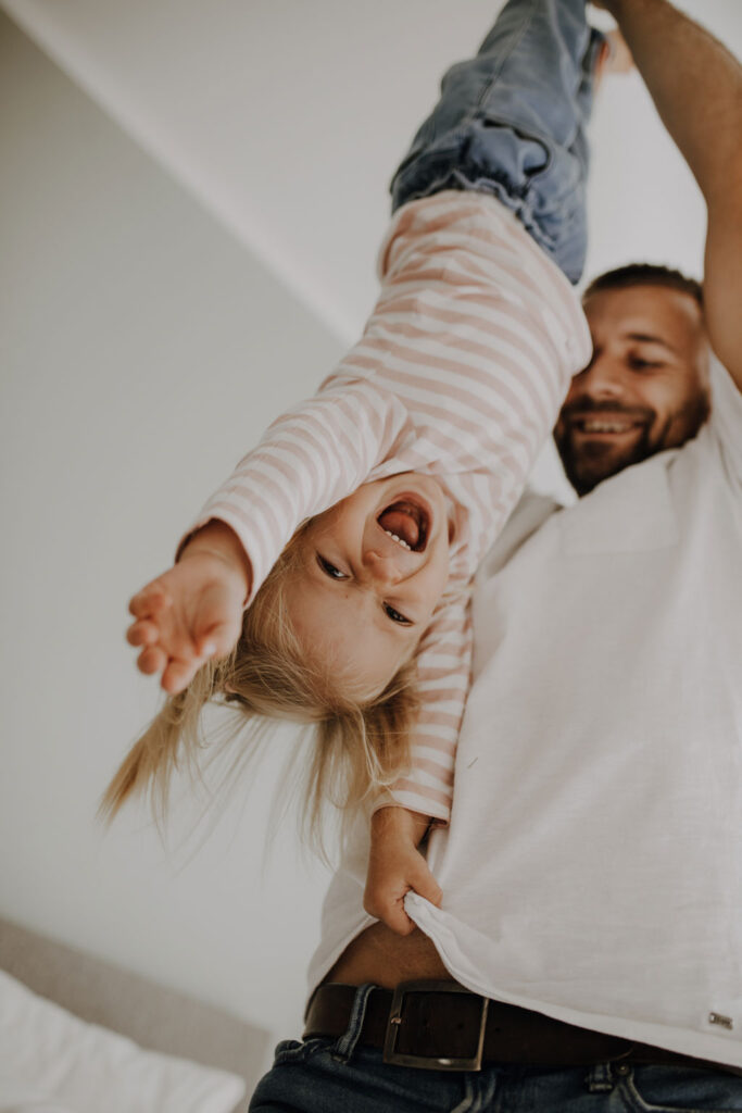 home story in Berlin mit einer vierköpfigen Familie. das Geschwisterkind wurde geboren und wir haben neugeborenen fotos gemacht und Familienfotos. wir haben gespielt im haus und es wurde getobt, gegessen, gekocht, gestillt und eine Kissenschlacht gab es auch. ich habe währenddessen als Familienfotografin fotos gemacht.