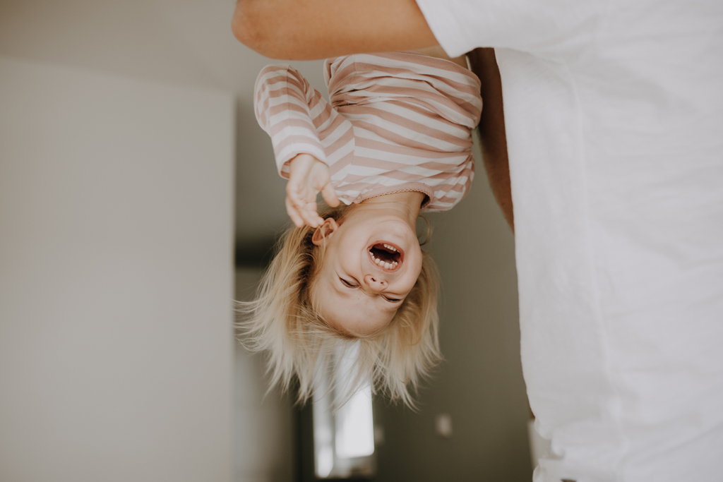 home story in Berlin mit einer vierköpfigen Familie. das Geschwisterkind wurde geboren und wir haben neugeborenen fotos gemacht und Familienfotos. wir haben gespielt im haus und es wurde getobt, gegessen, gekocht, gestillt und eine Kissenschlacht gab es auch. ich habe währenddessen als Familienfotografin fotos gemacht.