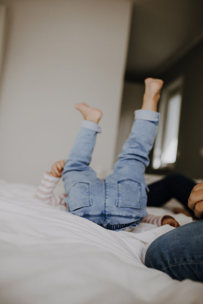 home story in Berlin mit einer vierköpfigen Familie. das Geschwisterkind wurde geboren und wir haben neugeborenen fotos gemacht und Familienfotos. wir haben gespielt im haus und es wurde getobt, gegessen, gekocht, gestillt und eine Kissenschlacht gab es auch. ich habe währenddessen als Familienfotografin fotos gemacht.