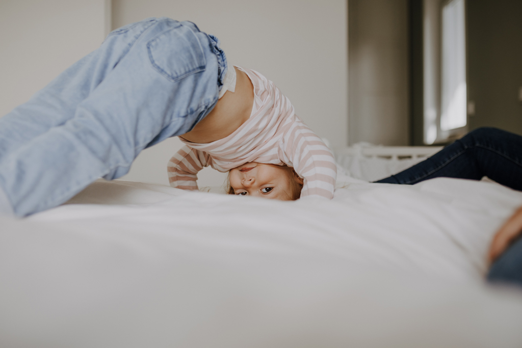 home story in Berlin mit einer vierköpfigen Familie. das Geschwisterkind wurde geboren und wir haben neugeborenen fotos gemacht und Familienfotos. wir haben gespielt im haus und es wurde getobt, gegessen, gekocht, gestillt und eine Kissenschlacht gab es auch. ich habe währenddessen als Familienfotografin fotos gemacht.