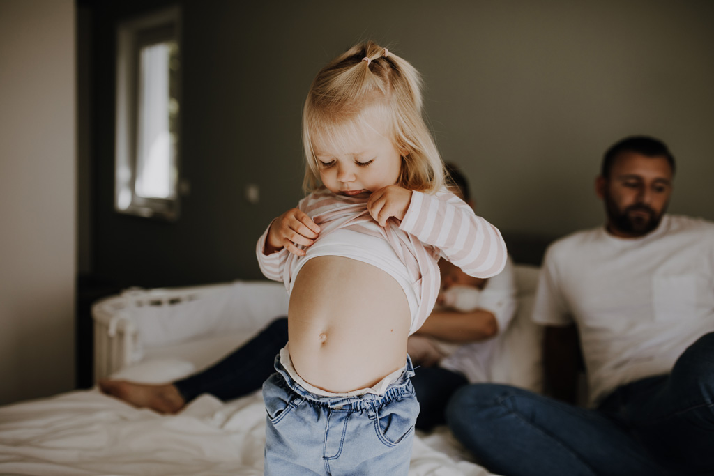 home story in Berlin mit einer vierköpfigen Familie. das Geschwisterkind wurde geboren und wir haben neugeborenen fotos gemacht und Familienfotos. wir haben gespielt im haus und es wurde getobt, gegessen, gekocht, gestillt und eine Kissenschlacht gab es auch. ich habe währenddessen als Familienfotografin fotos gemacht.
