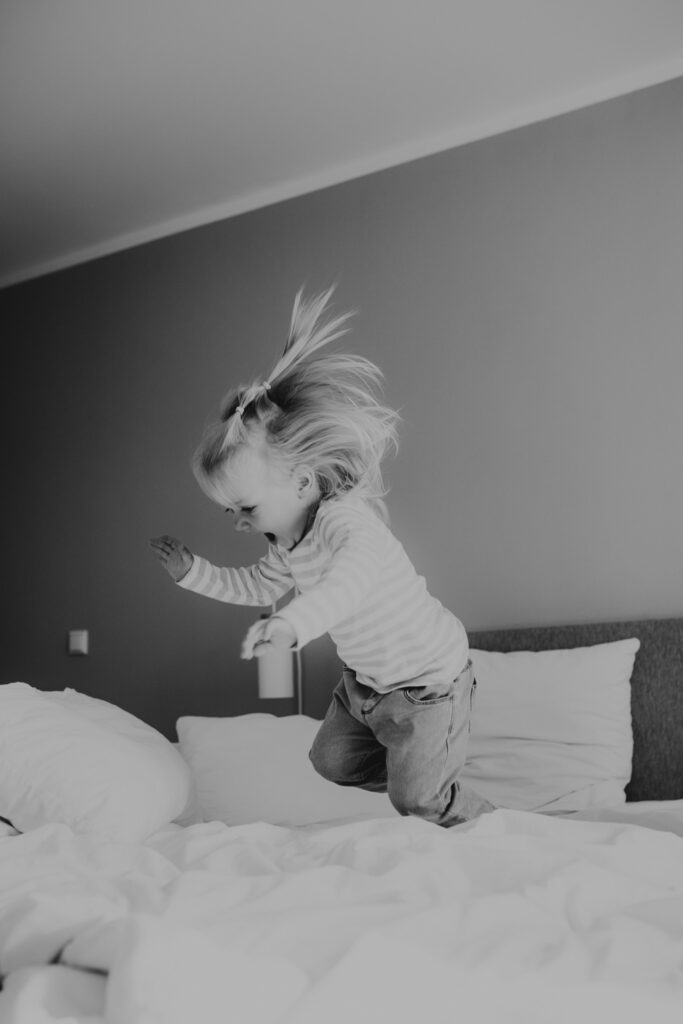 home story in Berlin mit einer vierköpfigen Familie. das Geschwisterkind wurde geboren und wir haben neugeborenen fotos gemacht und Familienfotos. wir haben gespielt im haus und es wurde getobt, gegessen, gekocht, gestillt und eine Kissenschlacht gab es auch. ich habe währenddessen als Familienfotografin fotos gemacht.