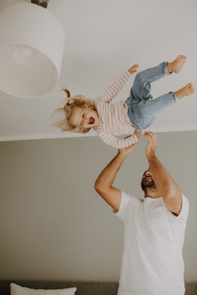 home story in Berlin mit einer vierköpfigen Familie. das Geschwisterkind wurde geboren und wir haben neugeborenen fotos gemacht und Familienfotos. wir haben gespielt im haus und es wurde getobt, gegessen, gekocht, gestillt und eine Kissenschlacht gab es auch. ich habe währenddessen als Familienfotografin fotos gemacht.