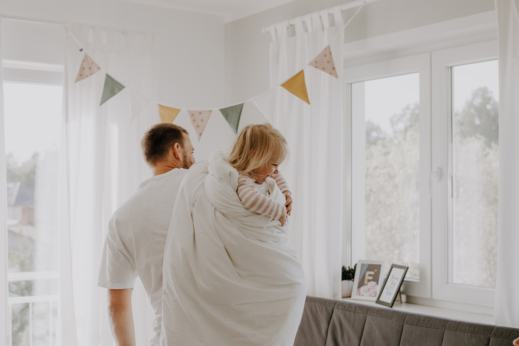 home story in Berlin mit einer vierköpfigen Familie. das Geschwisterkind wurde geboren und wir haben neugeborenen fotos gemacht und Familienfotos. wir haben gespielt im haus und es wurde getobt, gegessen, gekocht, gestillt und eine Kissenschlacht gab es auch. ich habe währenddessen als Familienfotografin fotos gemacht.