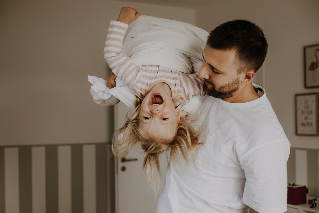 home story in Berlin mit einer vierköpfigen Familie. das Geschwisterkind wurde geboren und wir haben neugeborenen fotos gemacht und Familienfotos. wir haben gespielt im haus und es wurde getobt, gegessen, gekocht, gestillt und eine Kissenschlacht gab es auch. ich habe währenddessen als Familienfotografin fotos gemacht.