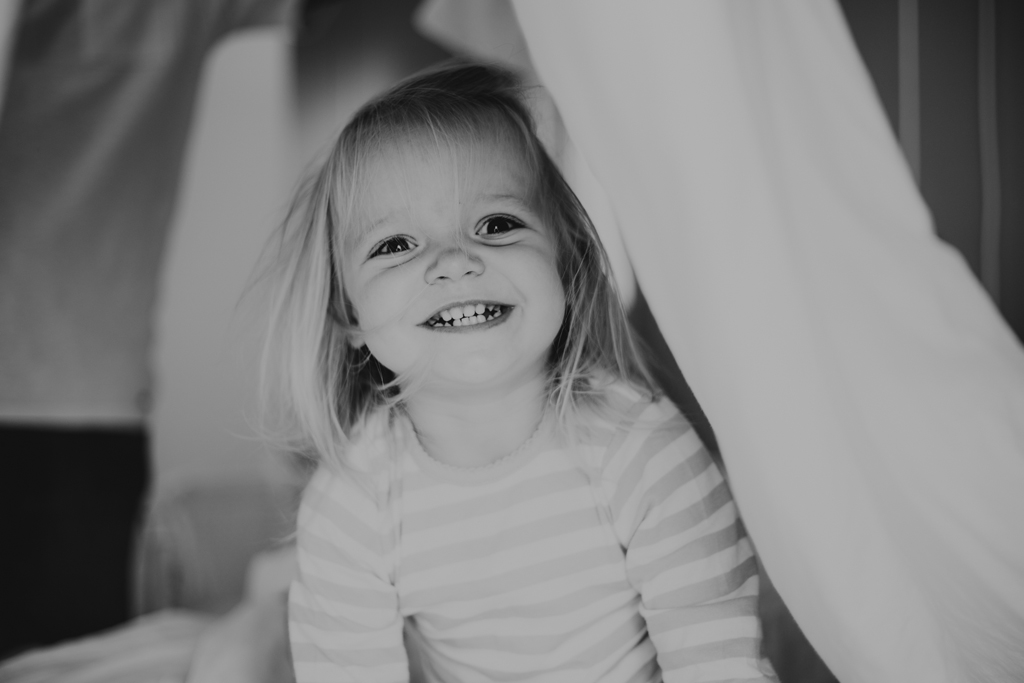 home story in Berlin mit einer vierköpfigen Familie. das Geschwisterkind wurde geboren und wir haben neugeborenen fotos gemacht und Familienfotos. wir haben gespielt im haus und es wurde getobt, gegessen, gekocht, gestillt und eine Kissenschlacht gab es auch. ich habe währenddessen als Familienfotografin fotos gemacht.