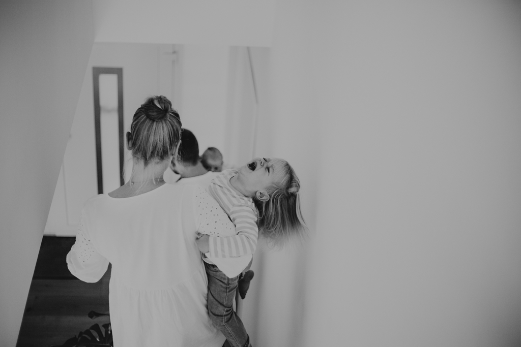 home story in Berlin mit einer vierköpfigen Familie. das Geschwisterkind wurde geboren und wir haben neugeborenen fotos gemacht und Familienfotos. wir haben gespielt im haus und es wurde getobt, gegessen, gekocht, gestillt und eine Kissenschlacht gab es auch. ich habe währenddessen als Familienfotografin fotos gemacht.