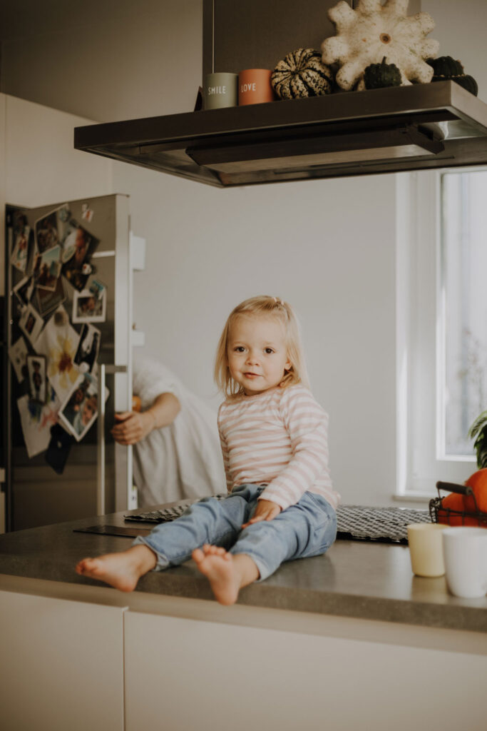 home story in Berlin mit einer vierköpfigen Familie. das Geschwisterkind wurde geboren und wir haben neugeborenen fotos gemacht und Familienfotos. wir haben gespielt im haus und es wurde getobt, gegessen, gekocht, gestillt und eine Kissenschlacht gab es auch. ich habe währenddessen als Familienfotografin fotos gemacht.