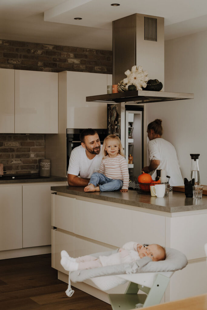 home story in Berlin mit einer vierköpfigen Familie. das Geschwisterkind wurde geboren und wir haben neugeborenen fotos gemacht und Familienfotos. wir haben gespielt im haus und es wurde getobt, gegessen, gekocht, gestillt und eine Kissenschlacht gab es auch. ich habe währenddessen als Familienfotografin fotos gemacht.