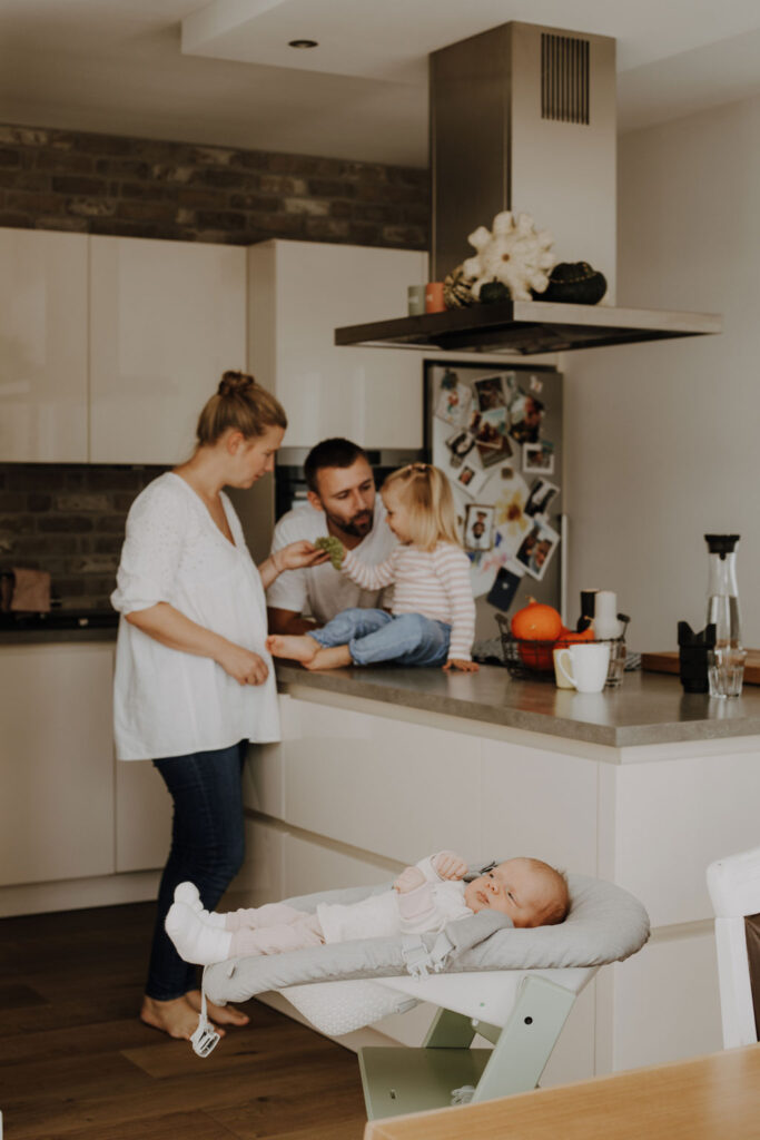 home story in Berlin mit einer vierköpfigen Familie. das Geschwisterkind wurde geboren und wir haben neugeborenen fotos gemacht und Familienfotos. wir haben gespielt im haus und es wurde getobt, gegessen, gekocht, gestillt und eine Kissenschlacht gab es auch. ich habe währenddessen als Familienfotografin fotos gemacht.