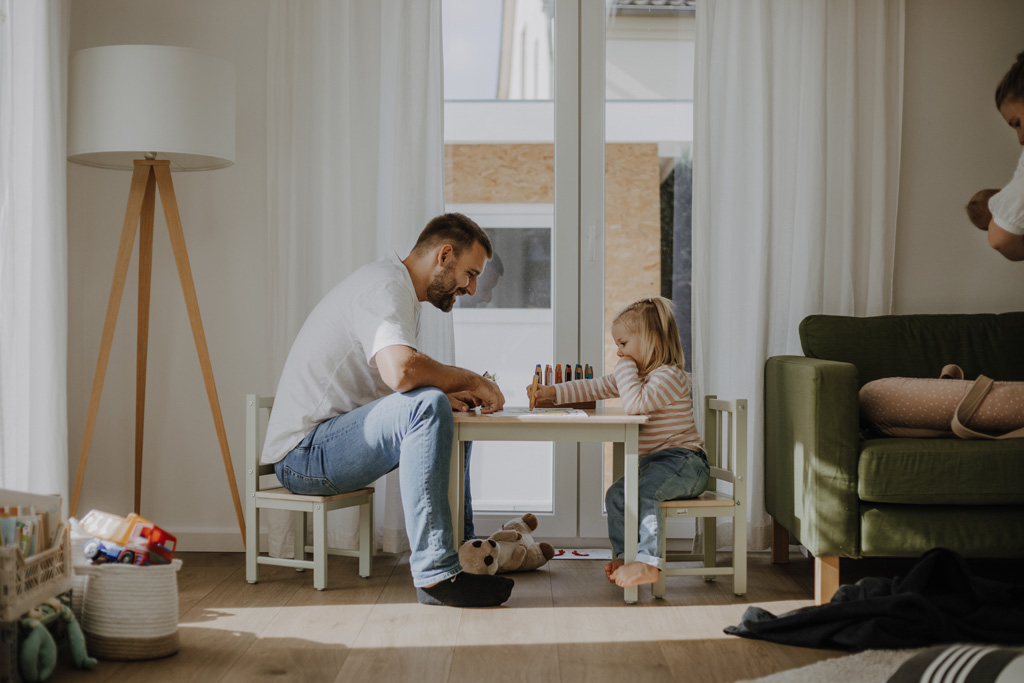 home story in Berlin mit einer vierköpfigen Familie. das Geschwisterkind wurde geboren und wir haben neugeborenen fotos gemacht und Familienfotos. wir haben gespielt im haus und es wurde getobt, gegessen, gekocht, gestillt und eine Kissenschlacht gab es auch. ich habe währenddessen als Familienfotografin fotos gemacht.