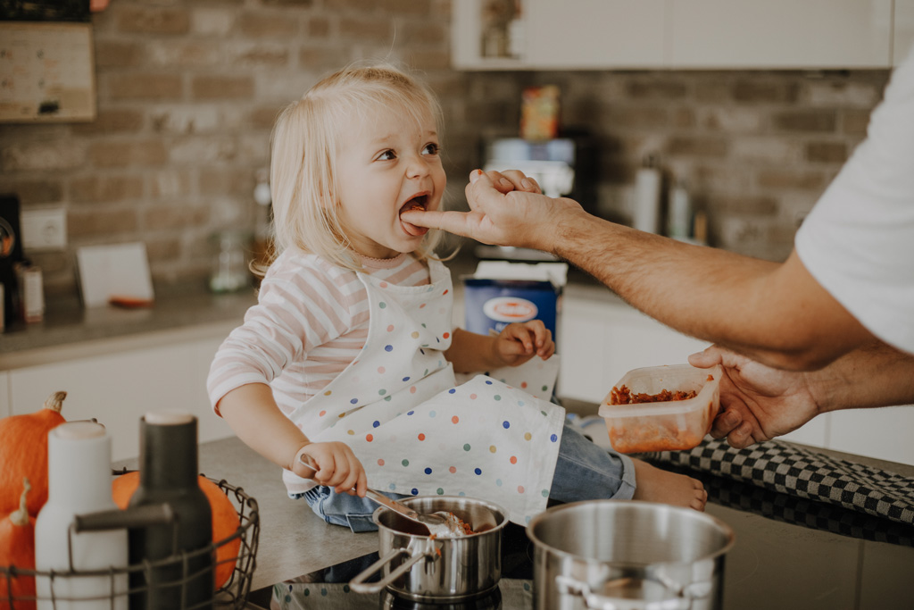 home story in Berlin mit einer vierköpfigen Familie. das Geschwisterkind wurde geboren und wir haben neugeborenen fotos gemacht und Familienfotos. wir haben gespielt im haus und es wurde getobt, gegessen, gekocht, gestillt und eine Kissenschlacht gab es auch. ich habe währenddessen als Familienfotografin fotos gemacht.