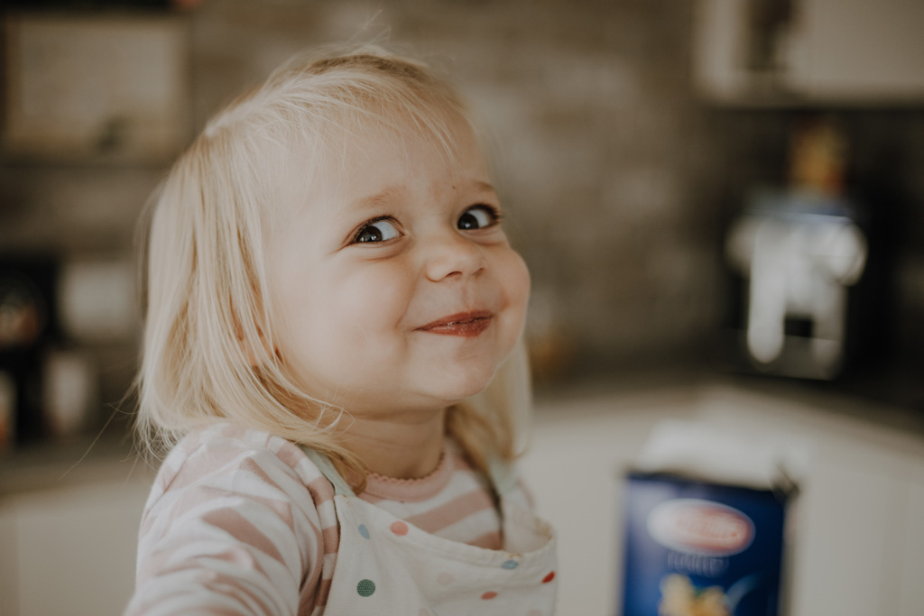 home story in Berlin mit einer vierköpfigen Familie. das Geschwisterkind wurde geboren und wir haben neugeborenen fotos gemacht und Familienfotos. wir haben gespielt im haus und es wurde getobt, gegessen, gekocht, gestillt und eine Kissenschlacht gab es auch. ich habe währenddessen als Familienfotografin fotos gemacht.