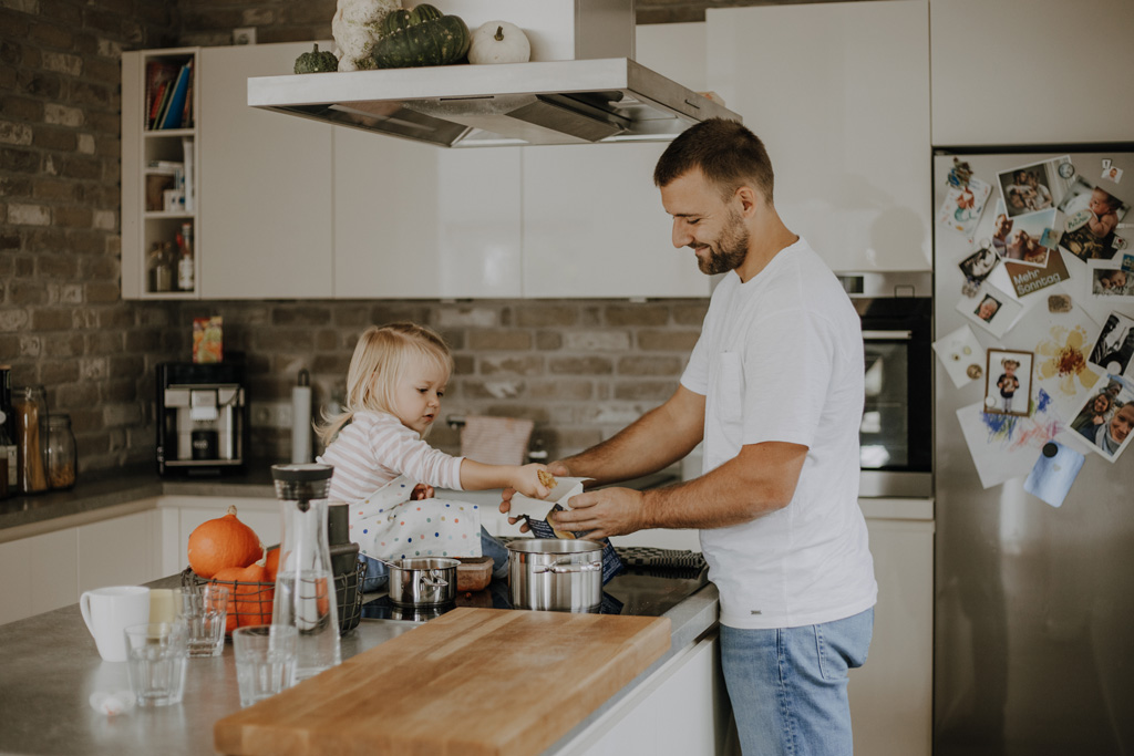home story in Berlin mit einer vierköpfigen Familie. das Geschwisterkind wurde geboren und wir haben neugeborenen fotos gemacht und Familienfotos. wir haben gespielt im haus und es wurde getobt, gegessen, gekocht, gestillt und eine Kissenschlacht gab es auch. ich habe währenddessen als Familienfotografin fotos gemacht.