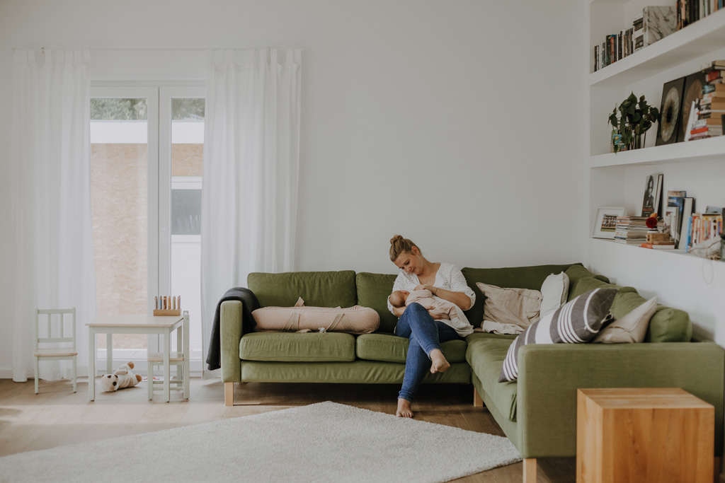 home story in Berlin mit einer vierköpfigen Familie. das Geschwisterkind wurde geboren und wir haben neugeborenen fotos gemacht und Familienfotos. wir haben gespielt im haus und es wurde getobt, gegessen, gekocht, gestillt und eine Kissenschlacht gab es auch. ich habe währenddessen als Familienfotografin fotos gemacht.