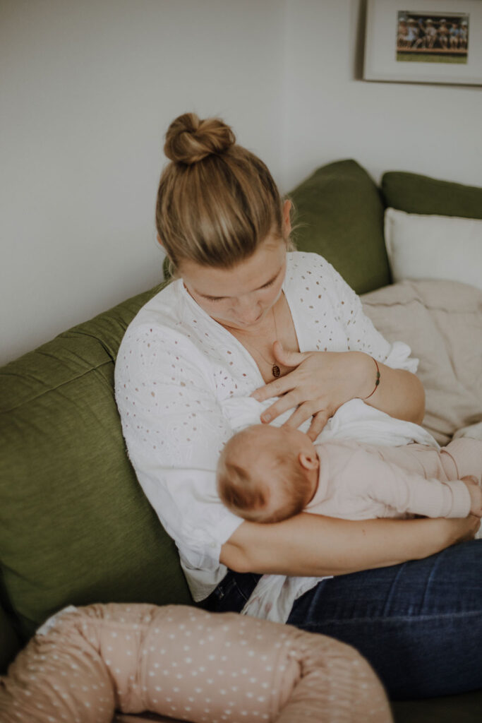 home story in Berlin mit einer vierköpfigen Familie. das Geschwisterkind wurde geboren und wir haben neugeborenen fotos gemacht und Familienfotos. wir haben gespielt im haus und es wurde getobt, gegessen, gekocht, gestillt und eine Kissenschlacht gab es auch. ich habe währenddessen als Familienfotografin fotos gemacht.