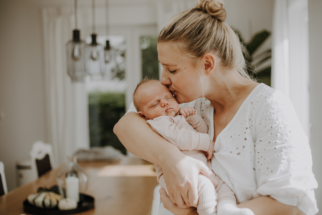 home story in Berlin mit einer vierköpfigen Familie. das Geschwisterkind wurde geboren und wir haben neugeborenen fotos gemacht und Familienfotos. wir haben gespielt im haus und es wurde getobt, gegessen, gekocht, gestillt und eine Kissenschlacht gab es auch. ich habe währenddessen als Familienfotografin fotos gemacht.