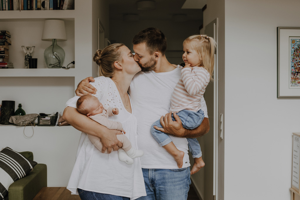 home story in Berlin mit einer vierköpfigen Familie. das Geschwisterkind wurde geboren und wir haben neugeborenen fotos gemacht und Familienfotos. wir haben gespielt im haus und es wurde getobt, gegessen, gekocht, gestillt und eine Kissenschlacht gab es auch. ich habe währenddessen als Familienfotografin fotos gemacht.