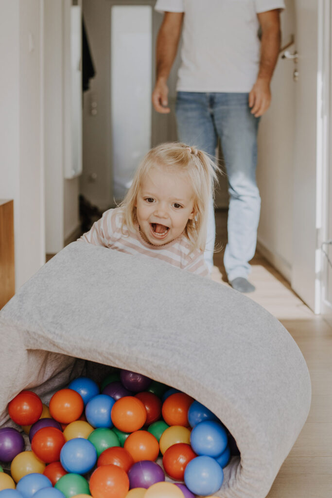 home story in Berlin mit einer vierköpfigen Familie. das Geschwisterkind wurde geboren und wir haben neugeborenen fotos gemacht und Familienfotos. wir haben gespielt im haus und es wurde getobt, gegessen, gekocht, gestillt und eine Kissenschlacht gab es auch. ich habe währenddessen als Familienfotografin fotos gemacht.