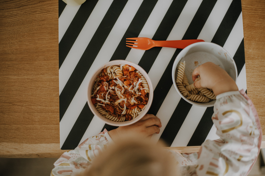 home story in Berlin mit einer vierköpfigen Familie. das Geschwisterkind wurde geboren und wir haben neugeborenen fotos gemacht und Familienfotos. wir haben gespielt im haus und es wurde getobt, gegessen, gekocht, gestillt und eine Kissenschlacht gab es auch. ich habe währenddessen als Familienfotografin fotos gemacht.