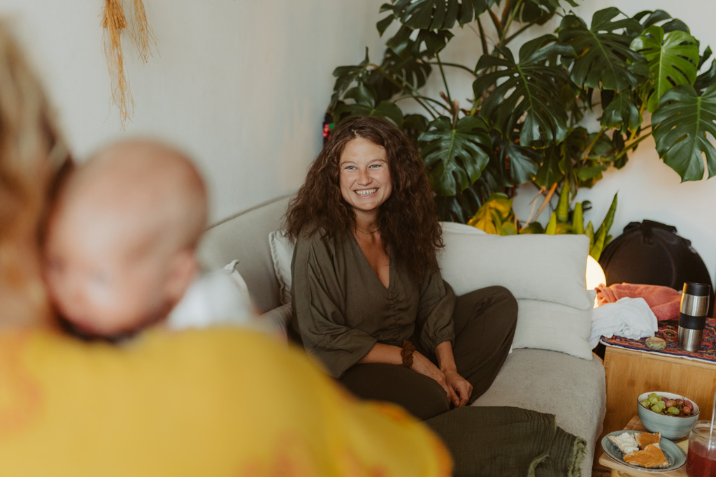 Wochenbett und neugeborenen fotos in berlin. neugeborenen shooting bei einer Familie zu Hause. es wurde gekuschelt und gestillt und wir haben Bilder zu dritt gemacht und vom Baby alleine. ich hatte meine Kamera dabei und habe währenddessen fotos gemacht von der Familie.