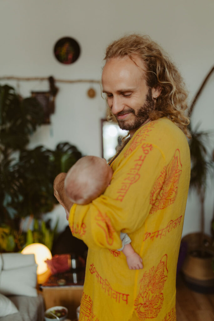 Wochenbett und neugeborenen fotos in berlin. neugeborenen shooting bei einer Familie zu Hause. es wurde gekuschelt und gestillt und wir haben Bilder zu dritt gemacht und vom Baby alleine. ich hatte meine Kamera dabei und habe währenddessen fotos gemacht von der Familie.