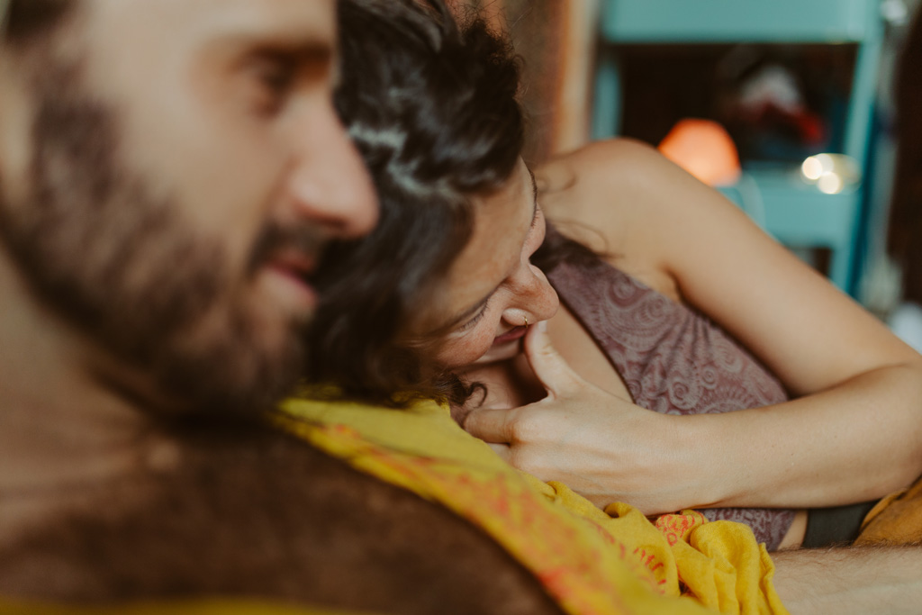 Wochenbett und neugeborenen fotos in berlin. neugeborenen shooting bei einer Familie zu Hause. es wurde gekuschelt und gestillt und wir haben Bilder zu dritt gemacht und vom Baby alleine. ich hatte meine Kamera dabei und habe währenddessen fotos gemacht von der Familie.