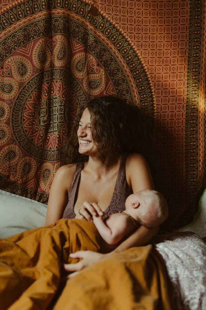 Wochenbett und neugeborenen fotos in berlin. neugeborenen shooting bei einer Familie zu Hause. es wurde gekuschelt und gestillt und wir haben Bilder zu dritt gemacht und vom Baby alleine. ich hatte meine Kamera dabei und habe währenddessen fotos gemacht von der Familie.