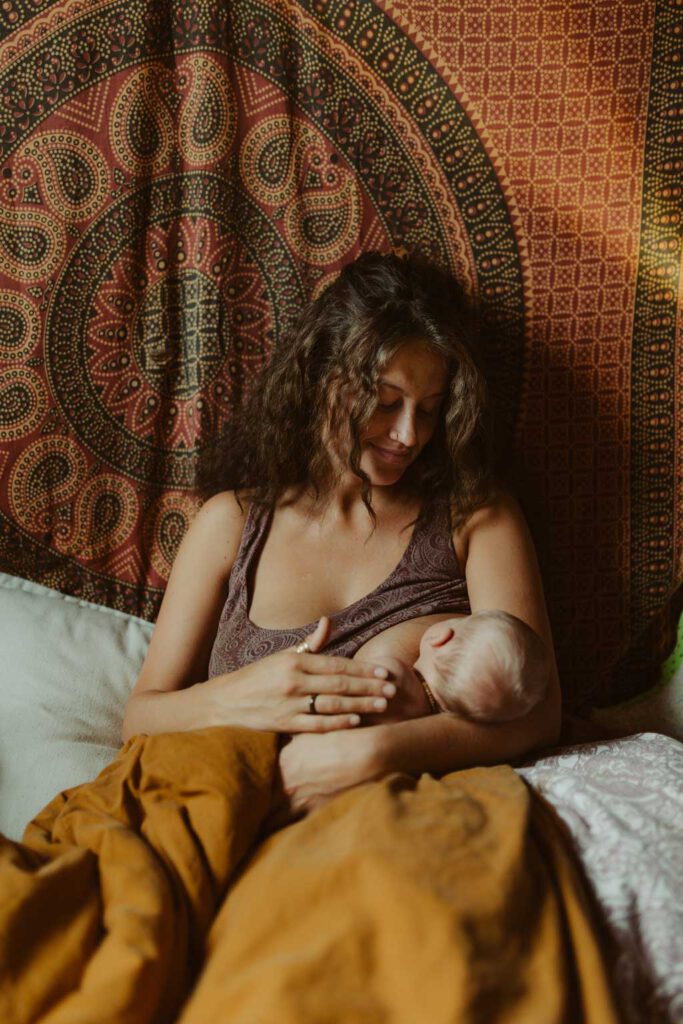 Wochenbett und neugeborenen fotos in berlin. neugeborenen shooting bei einer Familie zu Hause. es wurde gekuschelt und gestillt und wir haben Bilder zu dritt gemacht und vom Baby alleine. ich hatte meine Kamera dabei und habe währenddessen fotos gemacht von der Familie.