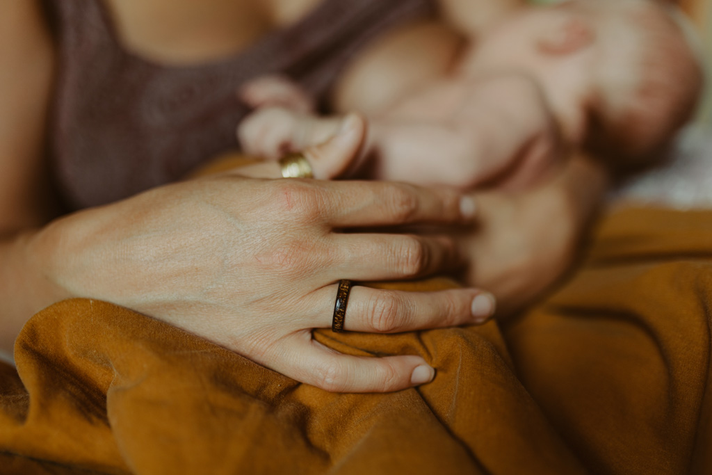 Wochenbett und neugeborenen fotos in berlin. neugeborenen shooting bei einer Familie zu Hause. es wurde gekuschelt und gestillt und wir haben Bilder zu dritt gemacht und vom Baby alleine. ich hatte meine Kamera dabei und habe währenddessen fotos gemacht von der Familie.