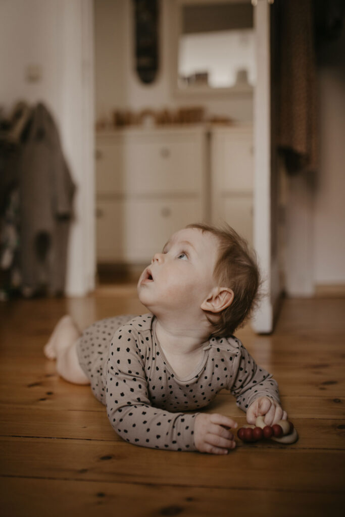 familienfotos in Berlin. zu Hause und auf dem Skateboard in Friedrichshain in berlin, denn Papa ist Skateboarder und ich durfte sie mit der Kamera begleiten und Familienfotos machen, beim spielen und kuscheln.