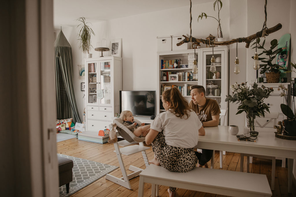 familienfotos in Berlin. zu Hause und auf dem Skateboard in Friedrichshain in berlin, denn Papa ist Skateboarder und ich durfte sie mit der Kamera begleiten und Familienfotos machen, beim spielen und kuscheln.