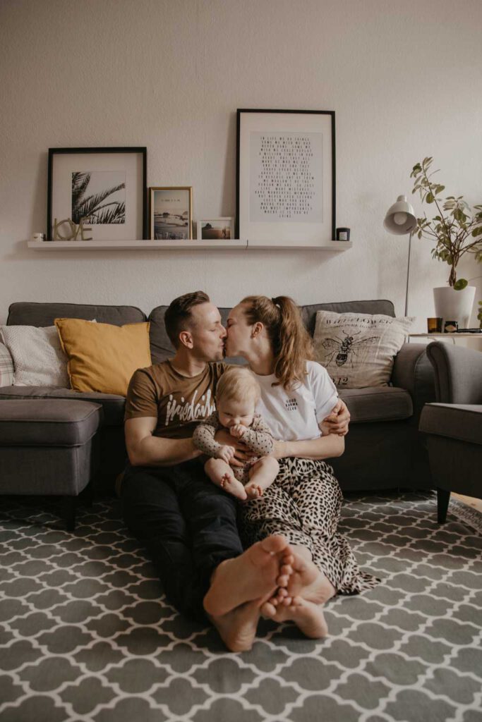 familienfotos in Berlin. zu Hause und auf dem Skateboard in Friedrichshain in berlin, denn Papa ist Skateboarder und ich durfte sie mit der Kamera begleiten und Familienfotos machen, beim spielen und kuscheln.