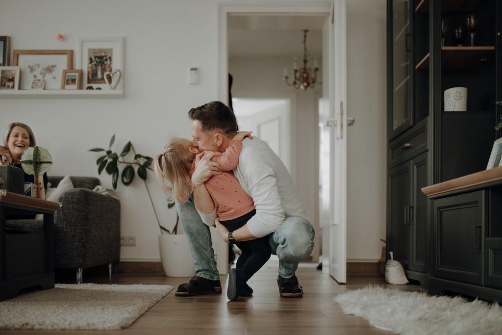 Familienfotos zu Hause, auch beim essen in der Küche mit ganz viel Spaß. das Geschwisterkind wurde geboren und wir haben Familienfotos gemacht. im wohnzimmer, im Kinderzimmer und und in der Küche beim kochen. es wurde getobt und gekuschelt, gestillt und gespielt und habe fotos von der Familie gemacht in berlin. neugeborenen fotos.