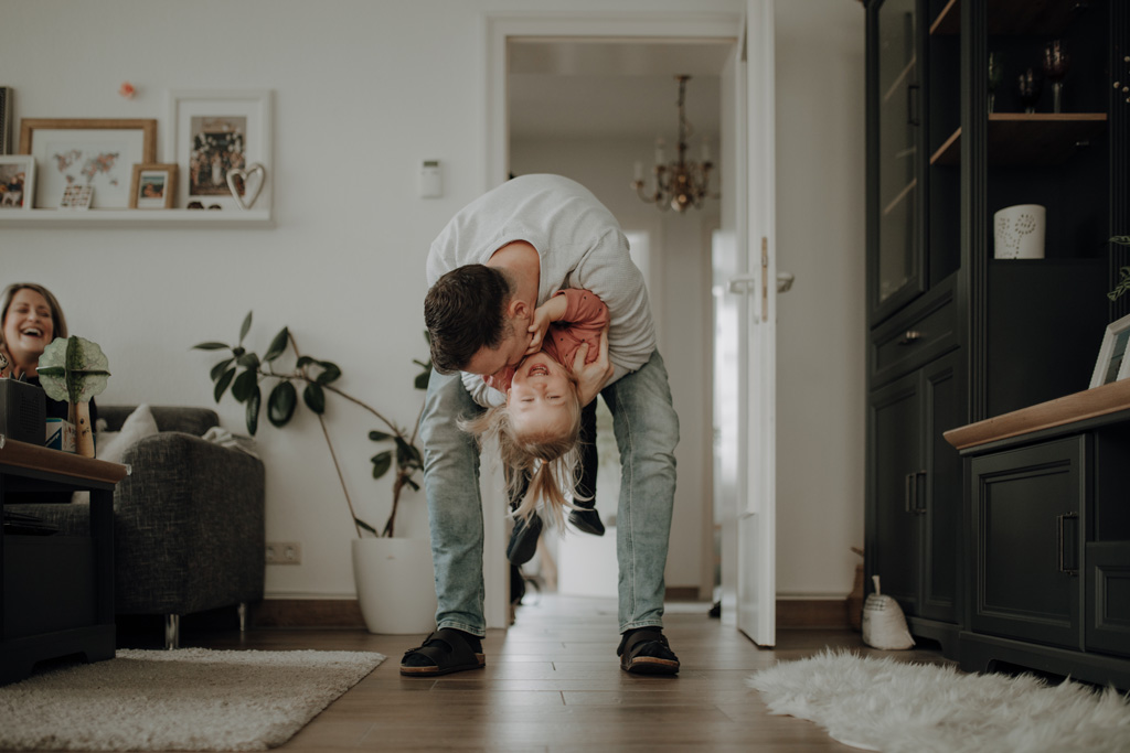 Familienfotos zu Hause, auch beim essen in der Küche mit ganz viel Spaß. das Geschwisterkind wurde geboren und wir haben Familienfotos gemacht. im wohnzimmer, im Kinderzimmer und und in der Küche beim kochen. es wurde getobt und gekuschelt, gestillt und gespielt und habe fotos von der Familie gemacht in berlin. neugeborenen fotos.
