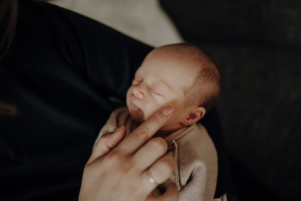 Familienfotos zu Hause, auch beim essen in der Küche mit ganz viel Spaß. das Geschwisterkind wurde geboren und wir haben Familienfotos gemacht. im wohnzimmer, im Kinderzimmer und und in der Küche beim kochen. es wurde getobt und gekuschelt, gestillt und gespielt und habe fotos von der Familie gemacht in berlin. neugeborenen fotos.
