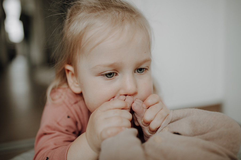 Familienfotos zu Hause, auch beim essen in der Küche mit ganz viel Spaß. das Geschwisterkind wurde geboren und wir haben Familienfotos gemacht. im wohnzimmer, im Kinderzimmer und und in der Küche beim kochen. es wurde getobt und gekuschelt, gestillt und gespielt und habe fotos von der Familie gemacht in berlin. neugeborenen fotos.