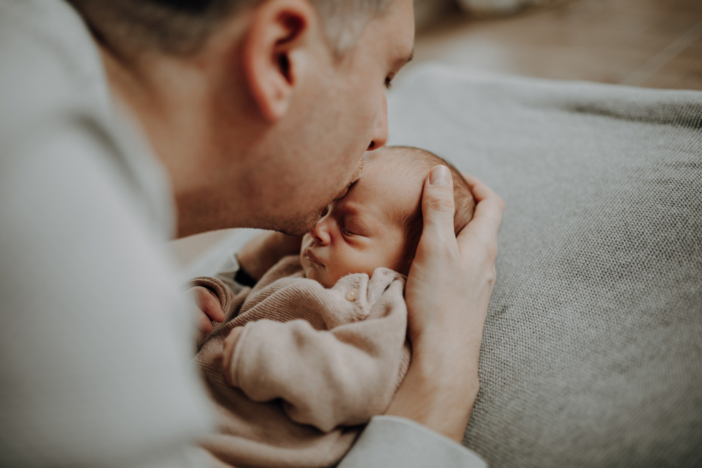 Familienfotos zu Hause, auch beim essen in der Küche mit ganz viel Spaß. das Geschwisterkind wurde geboren und wir haben Familienfotos gemacht. im wohnzimmer, im Kinderzimmer und und in der Küche beim kochen. es wurde getobt und gekuschelt, gestillt und gespielt und habe fotos von der Familie gemacht in berlin. neugeborenen fotos.