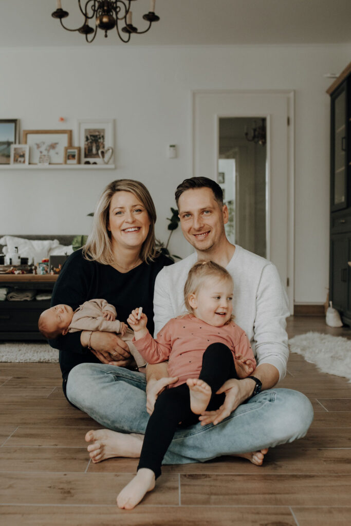Familienfotos zu Hause, auch beim essen in der Küche mit ganz viel Spaß. das Geschwisterkind wurde geboren und wir haben Familienfotos gemacht. im wohnzimmer, im Kinderzimmer und und in der Küche beim kochen. es wurde getobt und gekuschelt, gestillt und gespielt und habe fotos von der Familie gemacht in berlin. neugeborenen fotos.